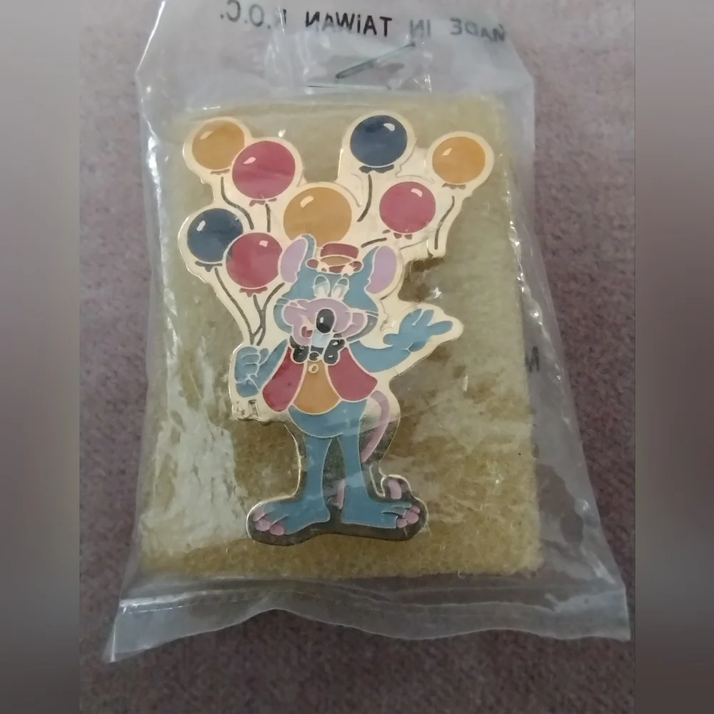 Vingtage 1982 ORIGINAL CHUCK E CHEESE Balloons Showbiz Pizza Time Theatre Pin